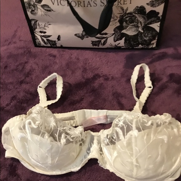Vintage Victoria Secret White Lacy Demi Bra - Picture 1 of 14